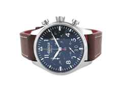 Juwelier Roller Startimer Pilot Chronograph Quarz Edelstahl 44mm blaues Zifferblatt Lederband AL-372N4S6 Full Set Occasion Neu – Herrenuhren Uhr mit Datum aus Edelstahl. Das Gehäuse ist rund und silber. Das Lederarmband ist braun. Das Zifferblatt ist arabisch Index und blau.