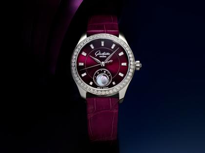 Glashütte Original Lady Serenade Luna Purpursamt Automatik Edelstahl 32,5mm violettes Zifferblatt violettes Lederband – Damenuhren Uhr ohne Datum aus 750 Weißgold, Edelstahl und Leder. Das Gehäuse ist rund und silber. Das Lederarmband Kroko / Alligator ist lila. Das Zifferblatt ist ein Index in lila. – Ansicht 7