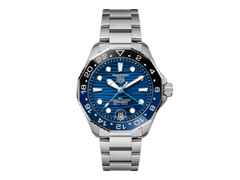 TAG Heuer Aquaracer Professional 300 GMT Automatik Edelstahl 42mm blaues Zifferblatt Metallband – Herrenuhren Uhr mit Datum aus Edelstahl und Keramik. Das Gehäuse ist rund und silber. Das Edelstahlarmband ist silber. Das Zifferblatt ist ein Index in blau.