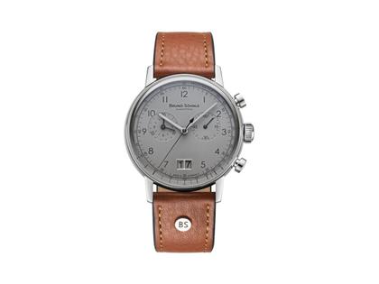 Bruno Söhnle Glashütte Bergamo Chronograph Quarz Edelstahl 38,5mm graues Zifferblatt cognacbraunes Lederband – Herrenuhren Chronograph aus Edelstahl. Das Gehäuse ist rund und silber. Das Lederarmband ist braun. Das Zifferblatt ist arabisch Index und grau.
