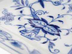 Meissen Vide-Poche  mittel "Zwiebelmuster" – Porzellanwaren Porzellandekoration in weiß und aus Porzellan und vergoldet. – Ansicht 3