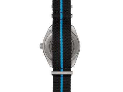 Omega Seamaster Planet Ocean 6000M Ultra Deep Automatik Titan 45,5mm schwarzes Zifferblatt NATO Armband – Herrenuhren Uhr ohne Datum aus Titan. Das Gehäuse ist rund und silber. Das Textilarmband ist schwarz. Das Zifferblatt ist arabisch Index und schwarz. – Ansicht 3