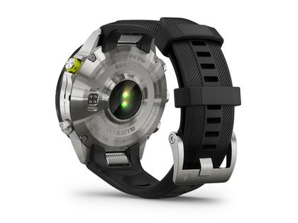 Garmin MARQ Athlete Gen 2 digital Titan 46mm schwarzes Kautschukband – Herrenuhren Uhr Multifunktion aus DLC beschichtet und Titan. Das Gehäuse ist rund und grau. Das Kautschuk / Kunststoff / Silikon Armband ist schwarz. Der Zifferblatt ist digital. – Ansicht 4