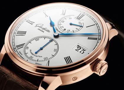 Glashütte Original Senator Chronometer Handaufzug Rotgold 42mm silberfarbenes Zifferblatt braunes Lederband – Herrenuhren Uhr mit Datum aus 750 Rotgold. Das Gehäuse ist rund und roségold. Das Lederarmband Kroko / Alligator ist braun. Das Zifferblatt ist römisch Index und silber. – Ansicht 3