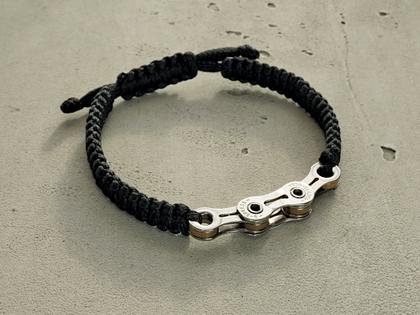 Juwelier Roller | Atelier BikeChains Fahrradketten-Armband mit schwarzem Textilband – Armschmuck Armband in schwarz und aus Titan. – Ansicht 2