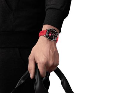Tissot T-Touch Connect Sport Quarz Titan 43mm schwarzes Zifferblatt rotes Silikonband – Herrenuhren Uhr Multifunktion aus Kautschuk, Keramik und Titan. Das Gehäuse ist rund und silber. Das Kautschuk / Kunststoff / Silikon Armband ist rot. Das Zifferblatt ist digital und schwarz. – Ansicht 4