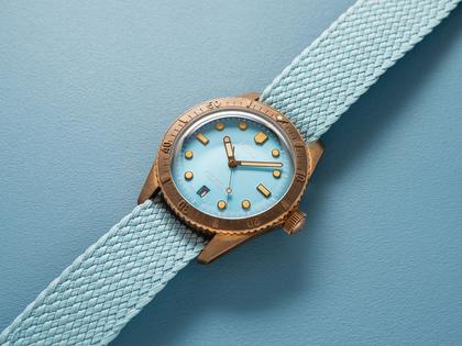 Oris Divers Sixty-Five Cotton Candy Automatik Bronze 38mm blaues Zifferblatt blaues Textilband – Damenuhren Uhr mit Datum aus Bronze und Leder. Das Gehäuse ist rund und roségold. Das Textilarmband ist blau. Das Zifferblatt ist ein Index in blau. – Ansicht 2