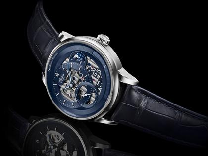 Glashütte Original PanoMaticCalendar Automatik Platin 42mm skelettiertes Zifferblatt blaues Lederband limitiert – Herrenuhren Uhr mit Kalender aus 750 Weißgold, 950 Platin und Leder. Das Gehäuse ist rund und silber. Das Lederarmband Kroko / Alligator ist blau. Das Zifferblatt ist ein Index in blau. – Ansicht 8