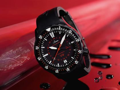 Sinn Spezialuhren U2 S Taucheruhr Automatik Edelstahl PVD-Schwarz 44mm schwarzes Zifferblatt Silikonband – Herrenuhren Uhr mit Datum aus Edelstahl und PVD beschichtet. Das Gehäuse ist rund und schwarz. Das Kautschuk / Kunststoff / Silikon Armband ist schwarz. Das Zifferblatt ist ein Index in schwarz.