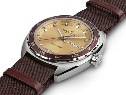 Hamilton American Classic Pan Europ Day Date Automatik Edelstahl 42 mm beiges Zifferblatt beiges Lederband – Herrenuhren Uhr mit Datum aus Edelstahl und Leder. Das Gehäuse ist rund und silber. Das Lederarmband ist beige. Das Zifferblatt ist ein Index in beige. – Ansicht 4
