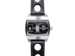 UMF Ruhla Scheibenuhr Automatik mit springender Stunde Edelstahl 41mm schwarzes Zifferblatt schwarzes Lederband limitiert – Herrenuhren Uhr ohne Datum aus Edelstahl, Keramik und Leder. Das Gehäuse ist tonneauform und silber. Das Lederarmband ist schwarz. Das Zifferblatt ist digital und schwarz.