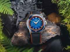 Mühle Glashütte Sportivo Active Chronograph Automatik Edelstahl 42,5mm blaues Zifferblatt blaues Leder-Kautschukband – Herrenuhren Chronograph aus Edelstahl, Kautschuk, Keramik und Leder. Das Gehäuse ist rund und silber. Das Kautschuk / Kunststoff / Silikon Armband ist blau. Das Zifferblatt ist ein Index in blau. – Ansicht 4