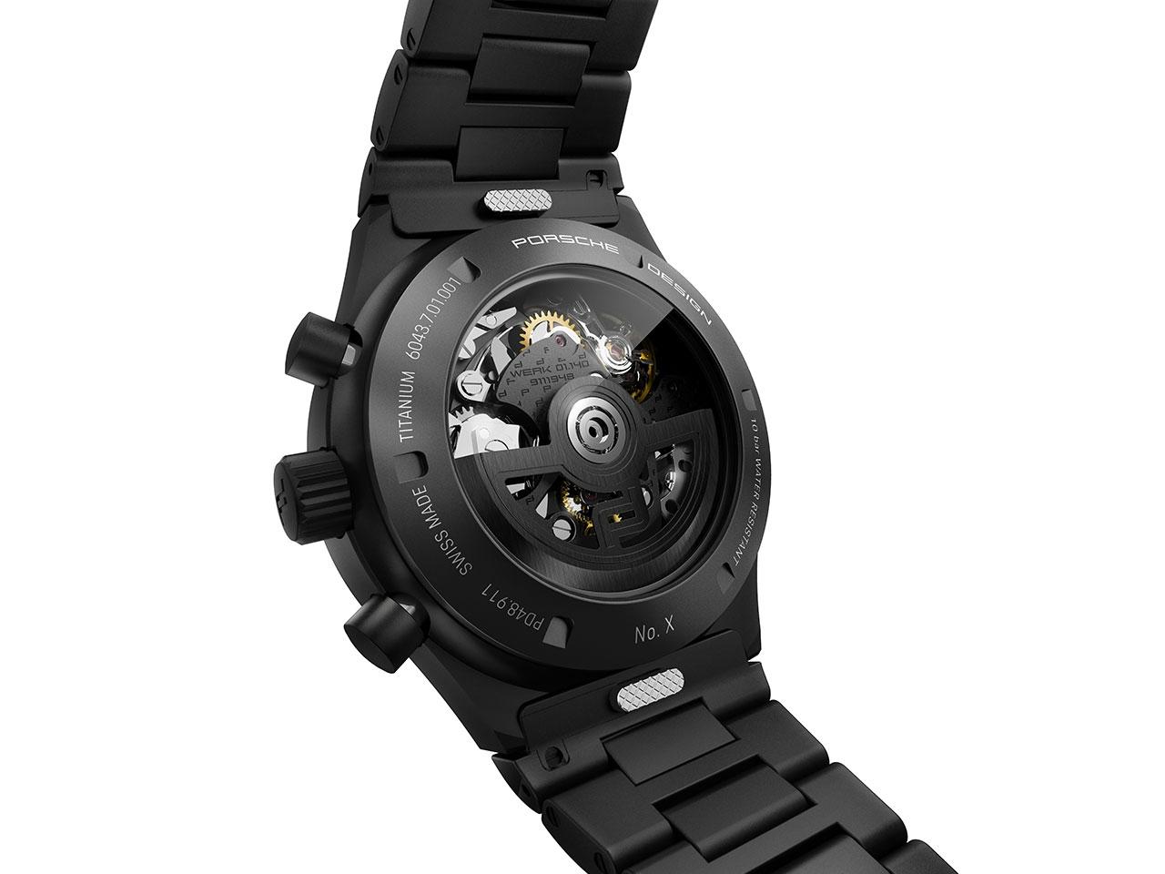 Porsche Design Chronograph 1 - All Black Numbered Edition – Herrenuhren Chronograph aus Titan und PVD beschichtet. Das Gehäuse ist rund und schwarz. Das Titanarmband ist schwarz. Das Zifferblatt ist ein Index in schwarz. – Ansicht 4