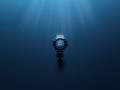 Omega Seamaster Diver 300M Automatik Edelstahl 42mm blaues Zifferblatt Metallband Summer Blue – Herrenuhren Uhr mit Datum aus Edelstahl und Keramik. Das Gehäuse ist rund und silber. Das Edelstahlarmband ist silber. Das Zifferblatt ist ein Index in blau. – Ansicht 5