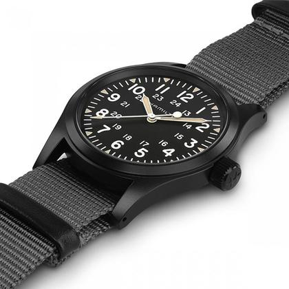 Hamilton Khaki Field Mechanical Handaufzug Edelstahl 38mm schwarzes Zifferblatt schwarzes Textilband – Herrenuhren Uhr ohne Datum aus Edelstahl und PVD beschichtet. Das Gehäuse ist rund und schwarz. Das Textilarmband ist schwarz. Das Zifferblatt ist arabisch Index und schwarz. – Ansicht 2
