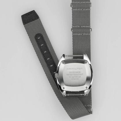 Hamilton Khaki Aviation Pilot Pioneer Mechanical Handaufzug Edelstahl 36x33mm graues Zifferblatt graues Textilband – Herrenuhren Uhr ohne Datum aus Edelstahl. Das Gehäuse ist rund und silber. Das Textilarmband ist grau. Das Zifferblatt ist arabisch und schwarz. – Ansicht 5