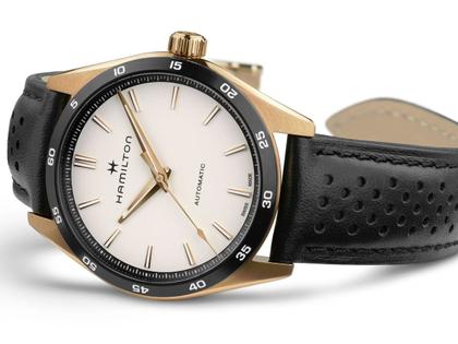 Hamilton Jazzmaster Performer Auto Edelstahl 38 mm weißes Zifferblatt schwarzes Lederband – Herrenuhren Uhr ohne Datum aus Edelstahl und Leder. Das Gehäuse ist rund und roségold. Das Lederarmband ist schwarz. Das Zifferblatt ist ein Index in weiß. – Ansicht 3