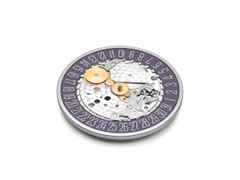 Nomos Glashütte Tangente 38 Datum "175 Years Watchmaking - Mauvegrün" Handaufzug Edelstahl violettes Zifferblatt graues Textilband Glasboden – Herrenuhren Uhr mit Datum aus Edelstahl. Das Gehäuse ist rund und silber. Das Textilarmband ist grau. Das Zifferblatt ist arabisch Index und lila. – Ansicht 8