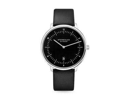 Sternglas Naos XL Quarz Edelstahl 42mm schwarzes Zifferblatt schwarzes Lederband – Herrenuhren Uhr mit Datum aus Edelstahl. Das Gehäuse ist rund und silber. Das Lederarmband ist schwarz. Das Zifferblatt ist arabisch Index und schwarz.