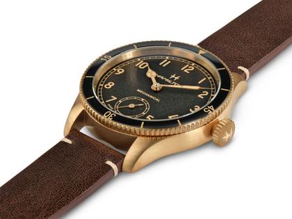 Hamilton Khaki Aviation Pilot Pioneer Mechanical Handaufzug Bronze 43mm schwarzes Zifferblatt braunes Lederband – Herrenuhren Uhr ohne Datum aus Bronze und Leder. Das Gehäuse ist rund und gelbgold. Das Lederarmband ist braun. Das Zifferblatt ist arabisch und schwarz. – Ansicht 2