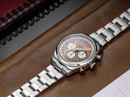 Union Glashütte Belisar Chronograph Silvretta Classic 2024 Limitierte Edition Automatik Edelstahl 44mm bronzefarbenes Zifferblatt schwarzes Lederband und Edelstahlband – Herrenuhren Chronograph aus Edelstahl und Leder. Das Gehäuse ist rund und silber. Das Lederarmband ist schwarz. Das Zifferblatt ist arabisch Index und braun. – Ansicht 4