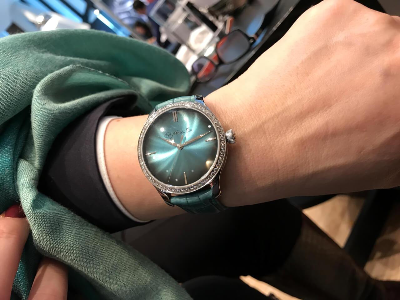 H. Moser & Cie. Endeavour Centre Seconds Diamonds Purity Blue Lagoon Automatic Edelstahl 38mm blaues Zifferblatt schwarzes Lederband – Damenuhren Uhr ohne Datum aus Edelstahl. Das Gehäuse ist rund und silber. Das Lederarmband Kroko / Alligator ist braun. Das Zifferblatt ist ein Index in blau. – Ansicht 2