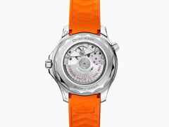 Omega Seamaster Diver 300M Automatik Edelstahl 42mm schwarzes Zifferblatt orangefarbenes Kautschukband – Herrenuhren Uhr ohne Datum aus Aluminium, Edelstahl und Kautschuk. Das Gehäuse ist rund und silber. Das Kautschuk / Kunststoff / Silikon Armband ist orange. Das Zifferblatt ist ein Index in schwarz. – Ansicht 2