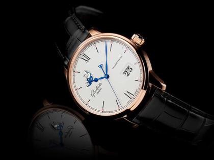 Glashütte Original Senator Excellence Panoramadatum Mondphase Automatik Rotgold 40mm silberfarbenes Zifferblatt schwarzes Lederband – Herrenuhren Uhr mit Datum aus 750 Rotgold. Das Gehäuse ist rund und roségold. Das Lederarmband Kroko / Alligator ist schwarz. Das Zifferblatt ist römisch Index und silber. – Ansicht 2
