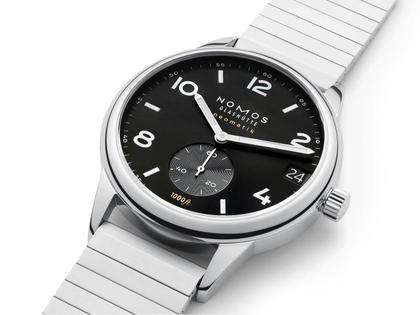 Nomos Glashütte Club Sport neomatik 42 Datum Automatik Edelstahl 42mm schwarzes Zifferblatt Metallband – Herrenuhren Uhr mit Datum aus Edelstahl. Das Gehäuse ist rund und silber. Das Edelstahlarmband ist silber. Das Zifferblatt ist arabisch Index und schwarz. – Ansicht 2