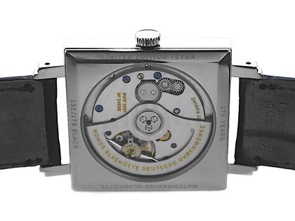 Nomos Glashütte Tetra "175 Years Watchmaking" Black Limited Edition Automatik Edelstahl 33x33mm 421.S4 Full Set Occasion Neu – Herrenuhren Uhr ohne Datum aus Edelstahl. Das Gehäuse ist quadratisch und silber. Das Lederarmband ist braun. Das Zifferblatt ist arabisch Index und schwarz. – Ansicht 2