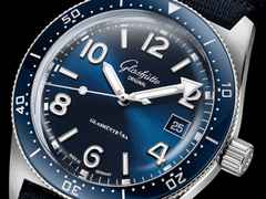 Glashütte Original SeaQ Automatik Edelstahl 40mm blaues Zifferblatt blaues Textilband – Herrenuhren Uhr mit Datum aus Edelstahl und Keramik. Das Gehäuse ist rund und silber. Das Textilarmband ist blau. Das Zifferblatt ist arabisch Index und blau. – Ansicht 2