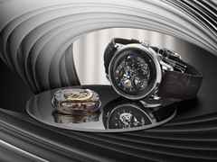 Glashütte Original PanoMaticCalendar Automatik Platin 42mm skelettiertes Zifferblatt schwarzes Lederband limitiert – Herrenuhren Uhr mit Kalender aus 950 Platin. Das Gehäuse ist rund und silber. Das Lederarmband Kroko / Alligator ist schwarz. Das Zifferblatt ist ein Index in schwarz. – Ansicht 6