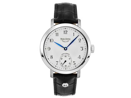 Bruno Söhnle Glashütte Mechanik Edition X Handaufzug Edelstahl weiß Lederband schwarz – Herrenuhren Uhr ohne Datum aus Edelstahl und Leder. Das Gehäuse ist rund und silber. Das Lederarmband ist schwarz. Das Zifferblatt ist arabisch und weiß.