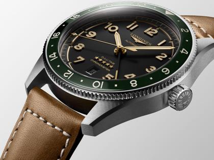 Longines Spirit Zulu Time Automatik Edelstahl 42mm anthrazites Zifferblatt braunes Lederband – Herrenuhren Uhr mit Datum aus Edelstahl, Keramik und Leder. Das Gehäuse ist rund und silber. Das Lederarmband ist braun. Das Zifferblatt ist arabisch und grau. – Ansicht 4