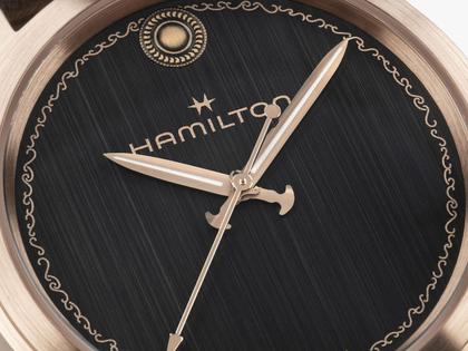 Hamilton Khaki Field The Odyssey Limited Edition Automatik Bronze 42mm schwarzes Zifferblatt braunes Lederband – Herrenuhren Uhr ohne Datum aus Bronze, Leder und Titan. Das Gehäuse ist rund und bronze. Das Lederarmband ist braun. Das Zifferblatt ist ohne Zeichen und schwarz. – Ansicht 2
