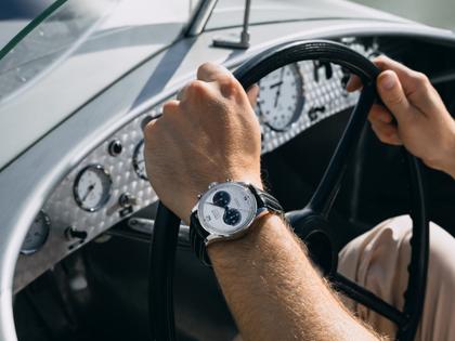 Union Glashütte Noramis Chronograph Sachsen Classic 2025 Limited Edition Automatik Edelstahl 42mm silberfarbenes Zifferblatt schwarzes Lederband – Herrenuhren Chronograph aus Edelstahl und Leder. Das Gehäuse ist rund und silber. Das Lederarmband ist schwarz. Das Zifferblatt ist arabisch Index und silber. – Ansicht 10