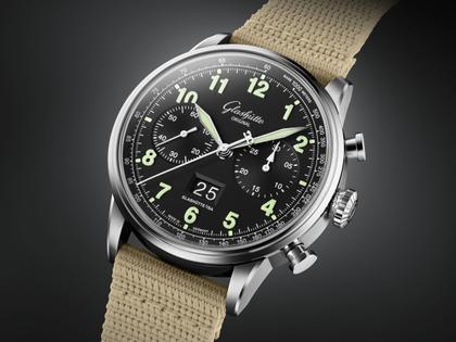 Glashütte Original Senator Chronograph Navigator Automatik Edelstahl 41mm schwarzes Zifferblatt beiges Textilband – Herrenuhren Chronograph aus Edelstahl. Das Gehäuse ist rund und silber. Das Textilarmband ist beige. Das Zifferblatt ist arabisch und schwarz. – Ansicht 5