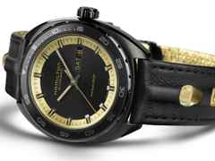 Hamilton American Classic Pan Europ Day Date Automatik Edelstahl schwarz beschichtet schwarz Lederband schwarz – Herrenuhren Uhr mit Datum aus Edelstahl und Leder. Das Gehäuse ist rund und schwarz. Das Lederarmband ist schwarz. Das Zifferblatt ist ein Index in schwarz. – Ansicht 5