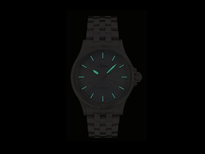 Sinn Spezialuhren 556 Salbei Automatik Edelstahl 38,5mm grünes Zifferblatt braunes Textilband limitiert – Damenuhren Uhr ohne Datum aus Edelstahl. Das Gehäuse ist rund und silber. Das Textilarmband ist braun. Das Zifferblatt ist ein Index in grün. – Ansicht 3