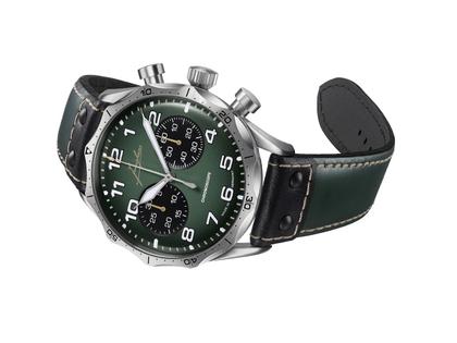 Junghans Meister Pilot Chronoscope Automatik Edelstahl 43mm grünes Zifferblatt grünes Lederband – Herrenuhren Chronograph aus Edelstahl und Leder. Das Gehäuse ist rund und grau. Das Lederarmband ist schwarz. Das Zifferblatt ist arabisch Index und grün. – Ansicht 2