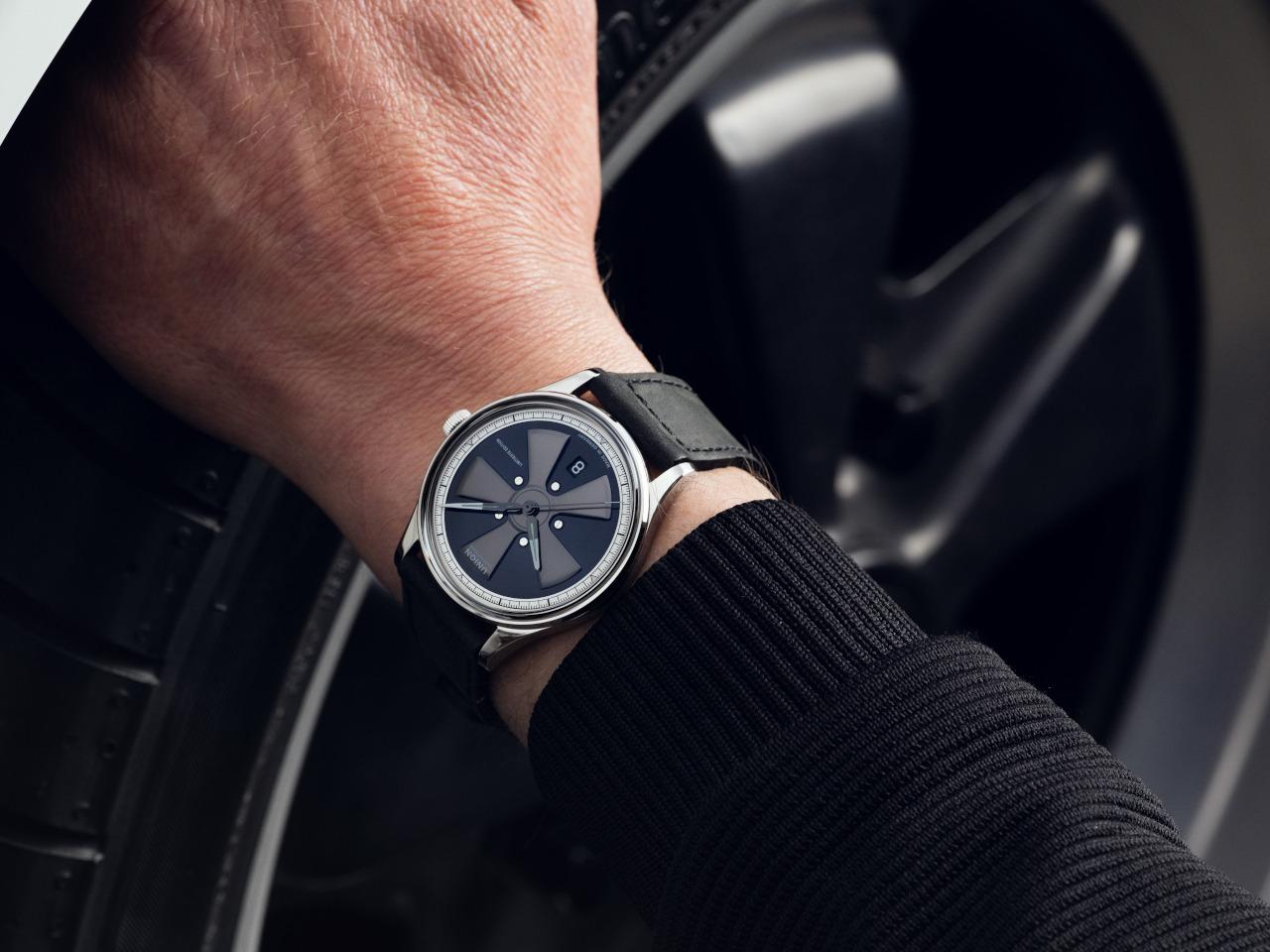 Union Glashütte Noramis Datum Petro Surf 2026 Limitierte Edition Automatik Edelstahl 40mm Felgendesign Zifferblatt schwarzes Lederband – Herrenuhren Uhr mit Datum aus Edelstahl und Leder. Das Gehäuse ist rund und silber. Das Lederarmband ist schwarz. Das Zifferblatt ist ohne Zeichen und schwarz. – Ansicht 11