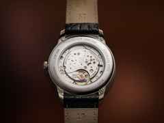 Frederique Constant Classics Moneta Handaufzug Edelstahl 38,5mm braunes Zifferblatt schwarzes Lederband limitiert – Herrenuhren Uhr ohne Datum aus Edelstahl und Leder. Das Gehäuse ist rund und silber. Das Lederarmband ist schwarz. Das Zifferblatt ist ein Index in braun. – Ansicht 6