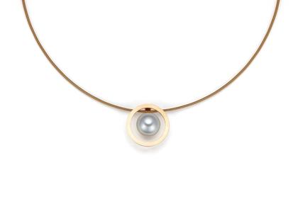 Angela Hübel Perlinsel Anhänger Roségold mit Südsee-Zuchtperle klein – Anhänger Anhänger mit Besatz in roségold und aus 750 Rotgold.