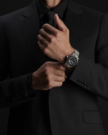 Omega Seamaster Diver 300M  Automatik Edelstahl 42mm Spectre Edition schwarzes Zifferblatt Metallband – Herrenuhren Uhr ohne Datum aus Edelstahl und Titan. Das Gehäuse ist rund und silber. Das Edelstahlarmband ist silber. Das Zifferblatt ist ein Index in schwarz. – Ansicht 8