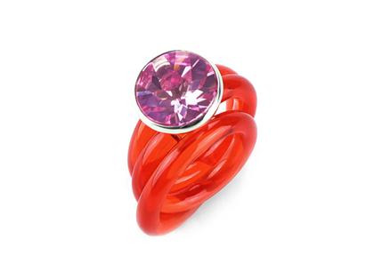 Ringe Ring mit Besatz in rot und aus 925 Silber und Kunststoff.