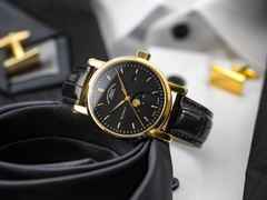 Mühle Glashütte Teutonia IV Mondphase Gold Limited Edition Automatik Gelbgold 41mm schwarzes Zifferblatt schwarzes Lederband – Herrenuhren Uhr mit Datum aus 750 Gelbgold und Leder. Das Gehäuse ist rund und gelbgold. Das Lederarmband Kroko / Alligator ist schwarz. Das Zifferblatt ist ein Index in schwarz. – Ansicht 2