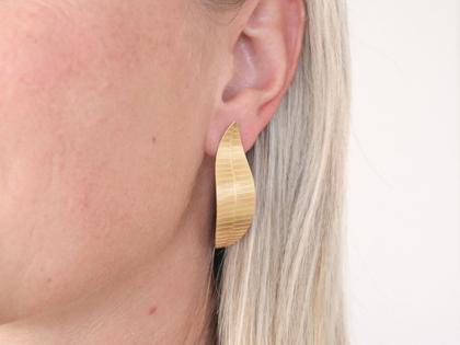 Maria Rzewuska OKK Ohrstecker Blatt Silber vergoldet schmal – Ohrschmuck Ohrstecker in gelbgold und aus 925 Silber und vergoldet. – Ansicht 4