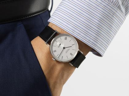 Nomos Glashütte Ludwig 35 75 Jahre Grundgesetz Handaufzug Edelstahl 35mm weißes Zifferblatt schwarzes Lederband limitiert – Damenuhren Uhr ohne Datum aus Edelstahl und Leder. Das Gehäuse ist rund und silber. Das Lederarmband ist schwarz. Das Zifferblatt ist römisch Index und weiß. – Ansicht 5