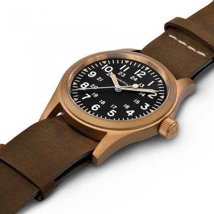 Hamilton Khaki Field Mechanical Handaufzug Bronze 38mm schwarzes Zifferblatt braunes Lederband – Herrenuhren Uhr ohne Datum aus Bronze. Das Gehäuse ist rund und braun. Das Lederarmband ist braun. Das Zifferblatt ist arabisch Index und braun. – Ansicht 2