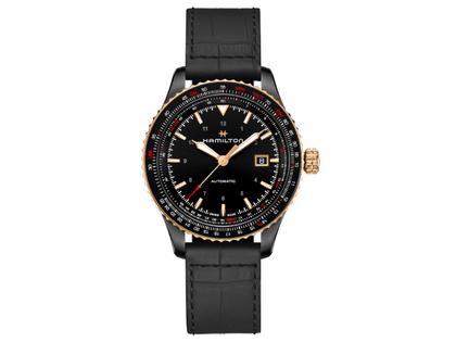 Hamilton Khaki Aviation Converter Auto Edelstahl PVD- Schwarz 42mm schwarzes Zifferblatt schwarzes Lederband – Herrenuhren Uhr mit Datum aus Edelstahl und PVD beschichtet. Das Gehäuse ist rund und gelbgold. Das Lederarmband ist schwarz. Das Zifferblatt ist ein Index in schwarz.